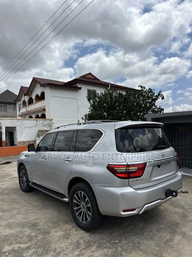 Nissan Armada Platinum AWD 2017 Silver · Photo 5