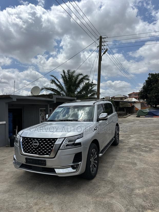 Nissan Armada Platinum AWD 2017 Silver · Photo 2