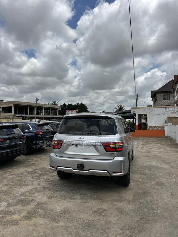 Nissan Armada Platinum AWD 2017 Silver · Photo 8
