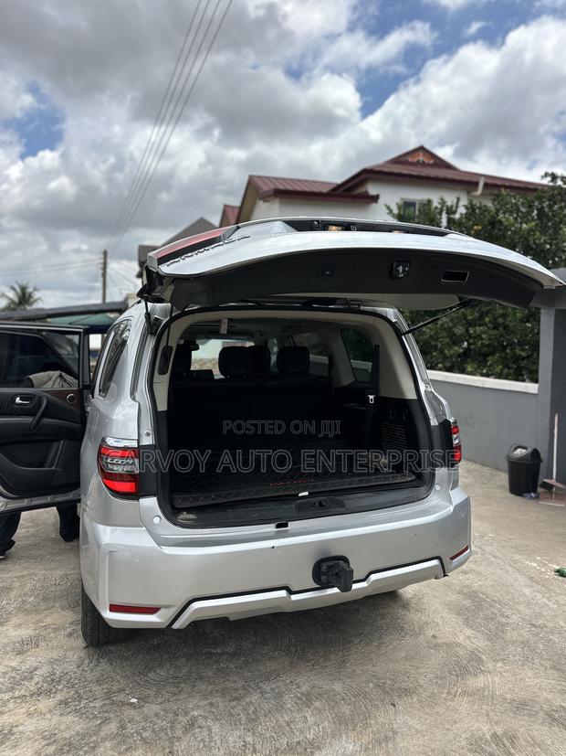 Nissan Armada Platinum AWD 2017 Silver · Photo 3