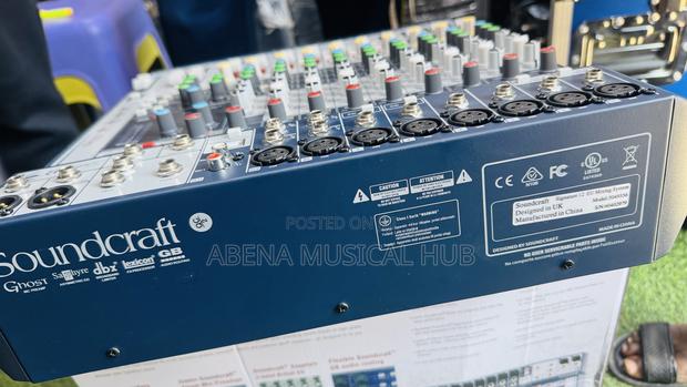 12 Channel Sound Craft Singnature Mixer · Photo 3