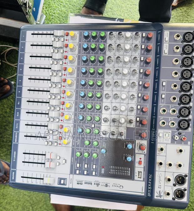 12 Channel Sound Craft Singnature Mixer · Photo 4