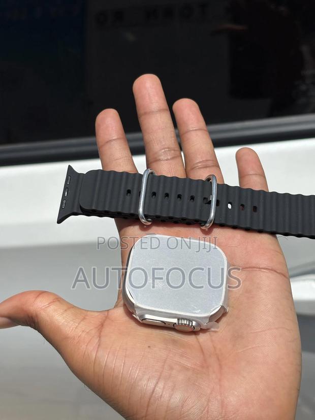 Apple Watch Ultra 2 Natural Titanium · Photo 2