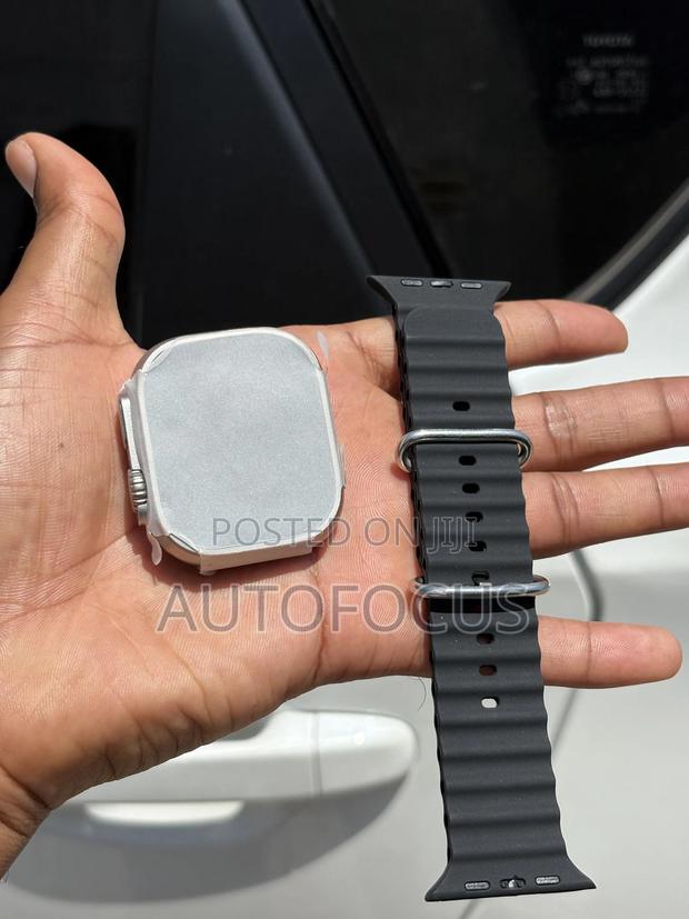 Apple Watch Ultra 2 Natural Titanium · Photo 1