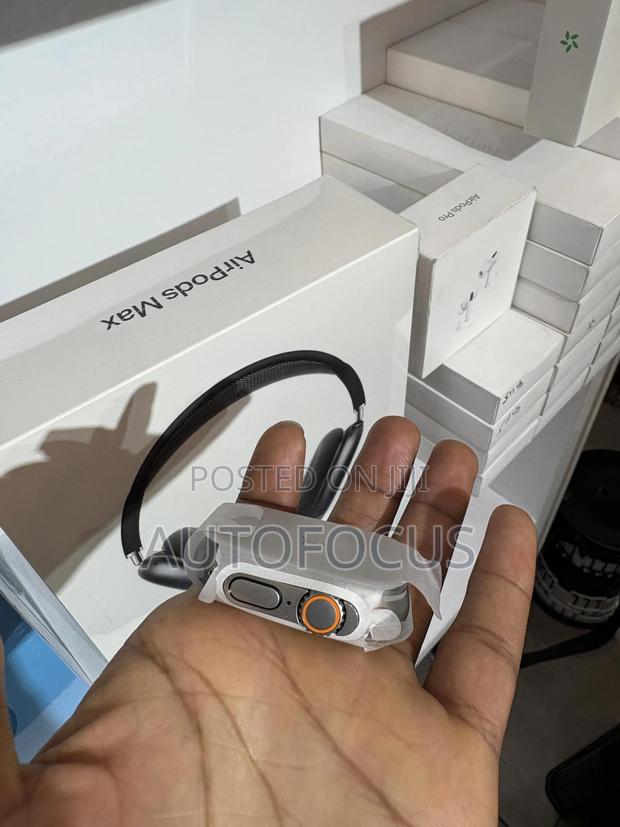 Apple Watch Ultra 2 Natural Titanium · Photo 3