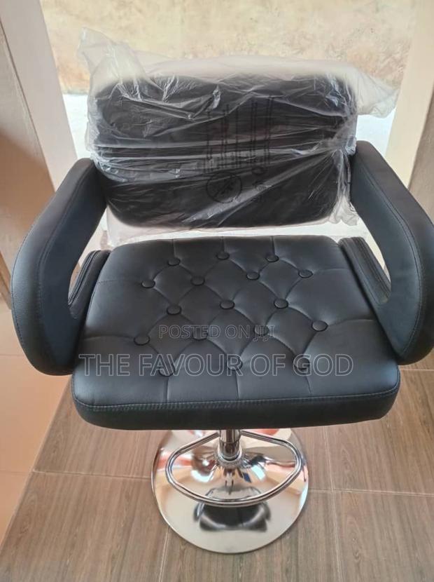 An Elegant Saloon Chair · Photo 1