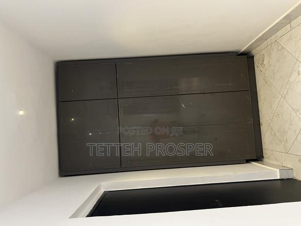 Wardrobe and Walk-in Closet · Photo 4