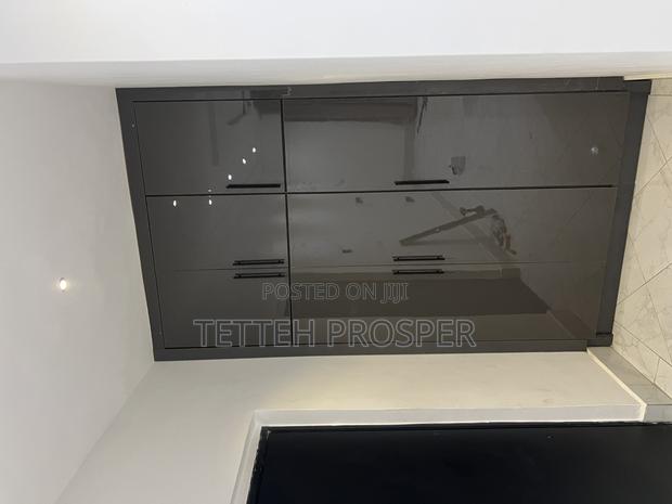 Wardrobe and Walk-in Closet · Photo 3
