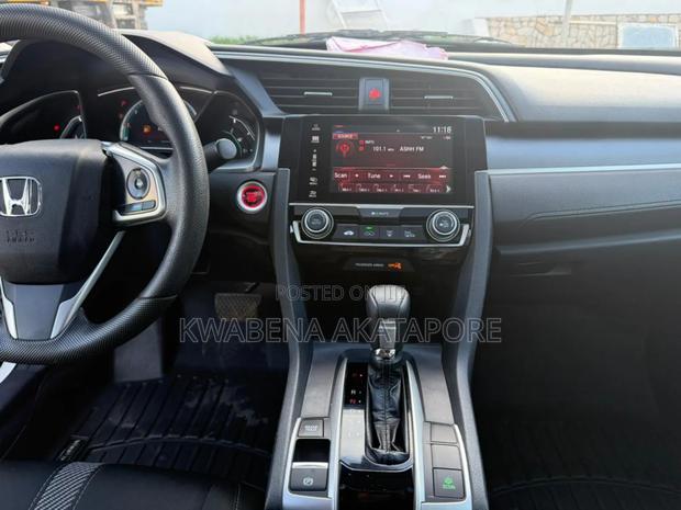 Honda Civic EX Sedan 2018 White · Photo 3