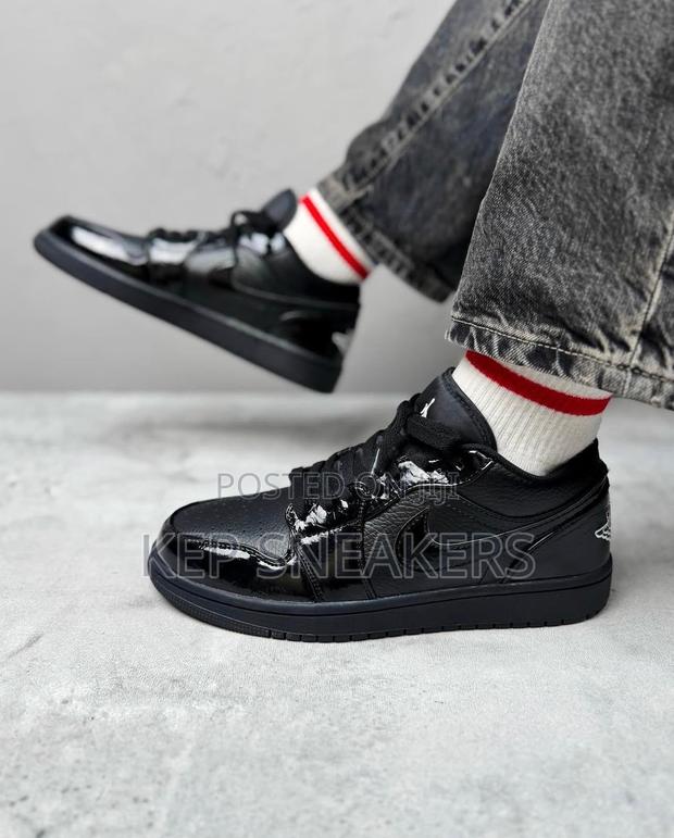 Jordan Air Jordan 1 Low "Triple Black" · Photo 2
