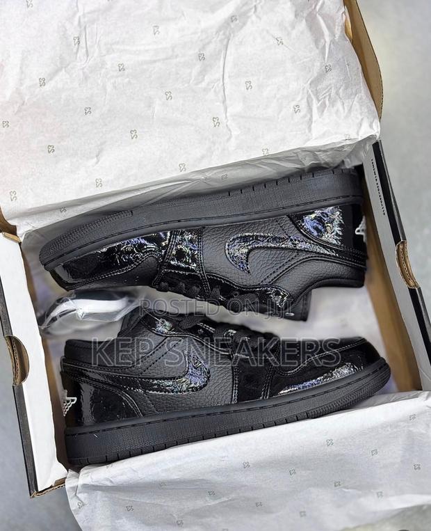 Jordan Air Jordan 1 Low "Triple Black" · Photo 3
