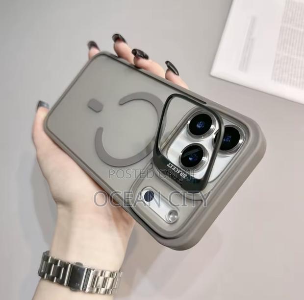 Magsafe Stand Case for iPhone 17 Models · Photo 3