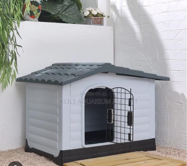 Indoor Plastic Dog House · Photo 1