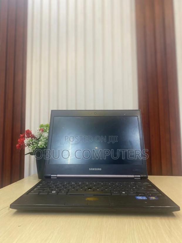 Laptop Samsung 4GB Intel Core i3 HDD 250GB · Photo 1