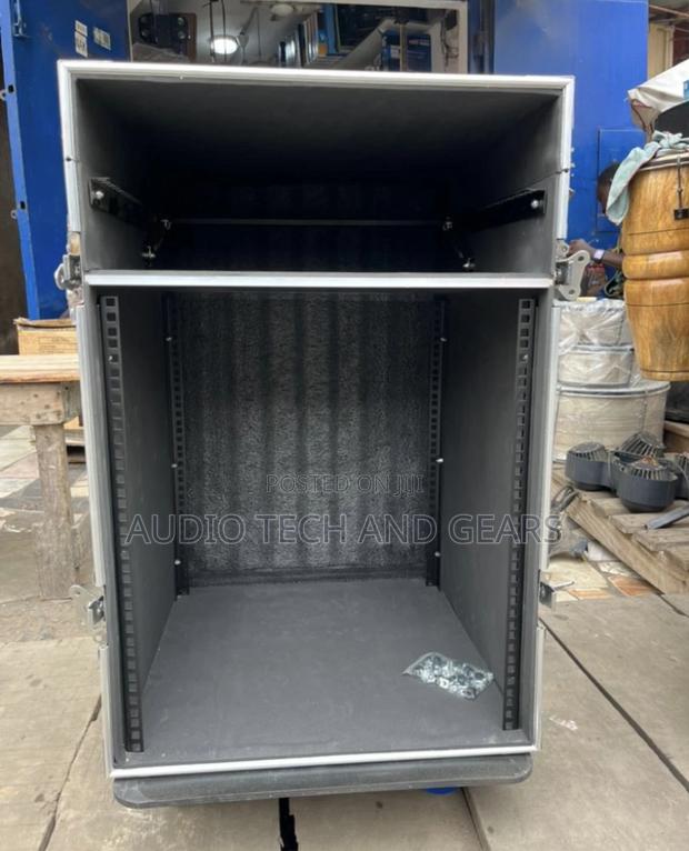 16u Amplifier Rack {Black} · Photo 2