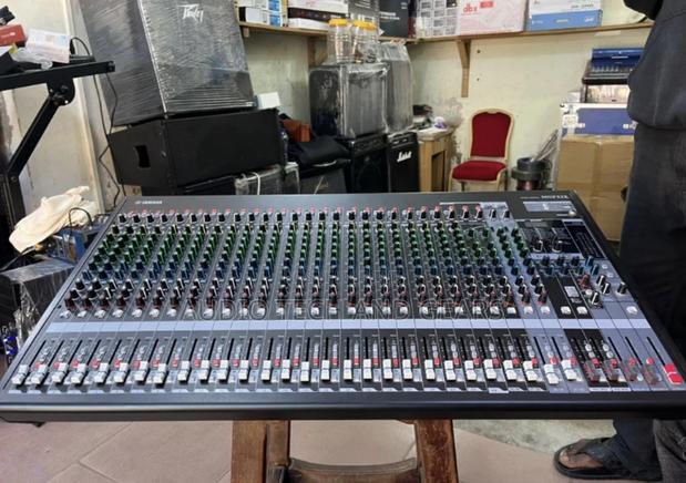 Yamaha Mgf32x 32 Channel Mixer · Photo 1