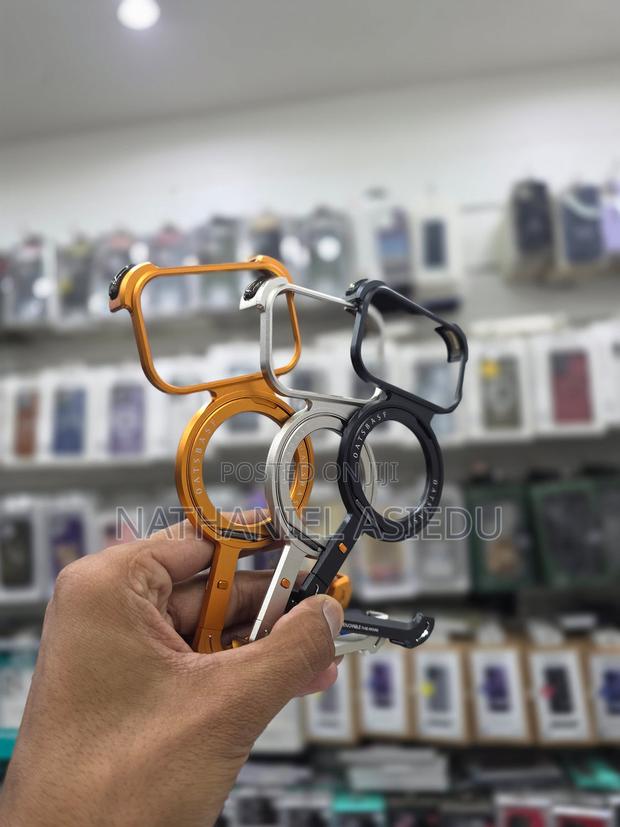 Sleek Z-Shaped Metal Case With Ring Stand for iPhone 17 Pro Max · Photo 3