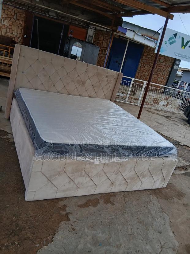 Queens Bed With Mattress · Photo 2