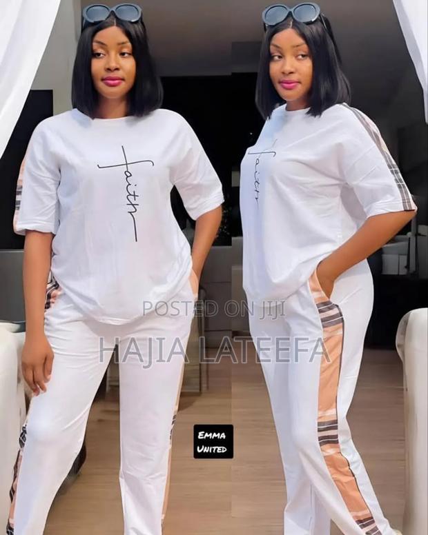 2 Pieces White Stretchy Fabric · Photo 2