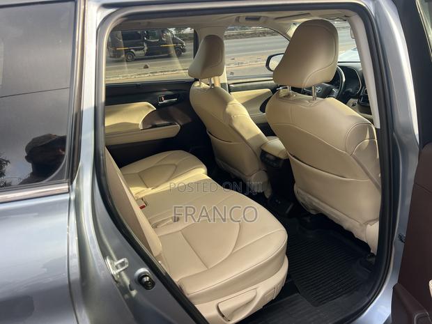 Toyota Highlander XLE 2022 Blue · Photo 4
