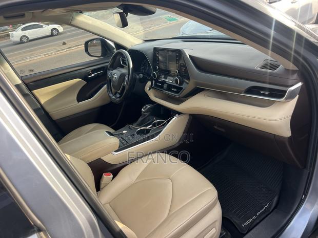 Toyota Highlander XLE 2022 Blue · Photo 3
