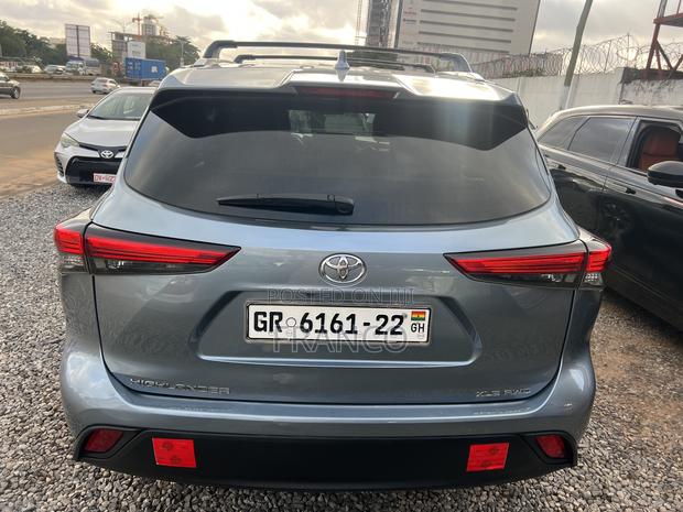 Toyota Highlander XLE 2022 Blue · Photo 2