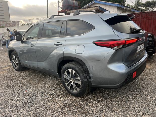 Toyota Highlander XLE 2022 Blue · Photo 5