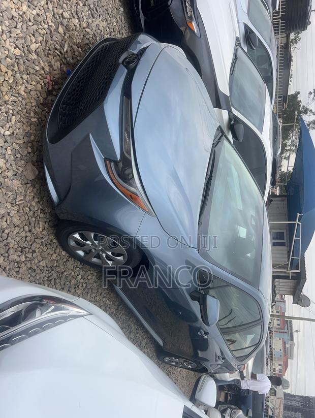 Toyota Corolla LE 2021 Blue · Photo 3