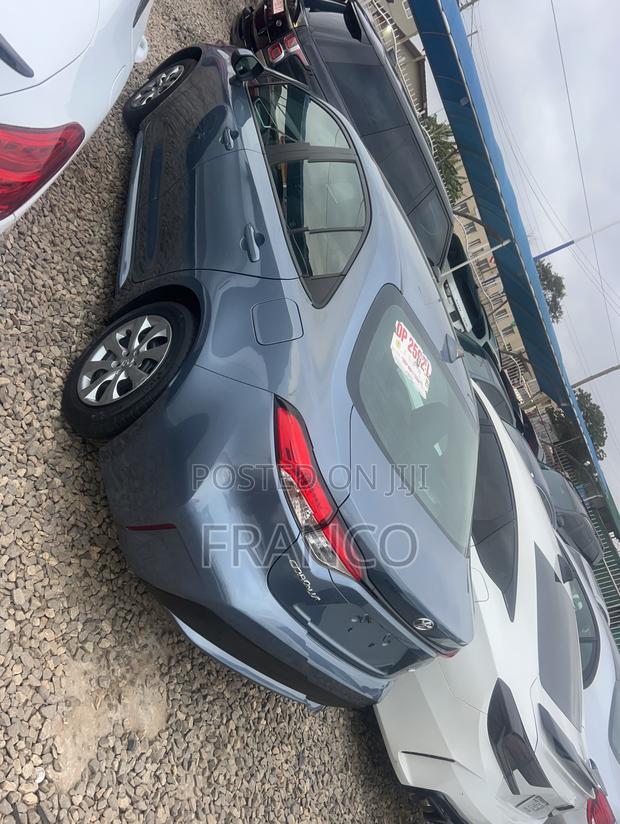 Toyota Corolla LE 2021 Blue · Photo 4