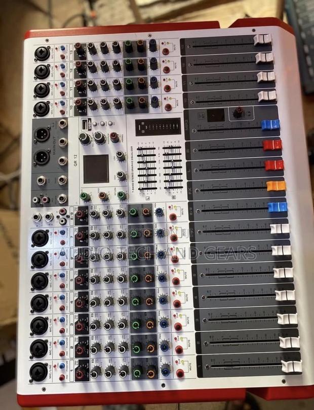 Qr -12 Channel Powered Mixer · Photo 1