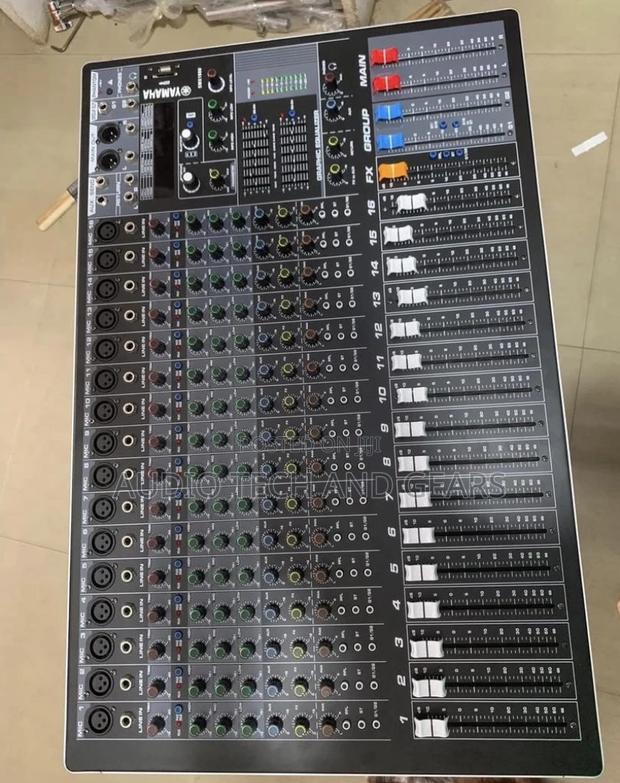 Yamaha SMX 1600 16 Channel Mixer · Photo 1