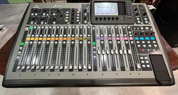 Behringer X32 Digital Mixer · Photo 1
