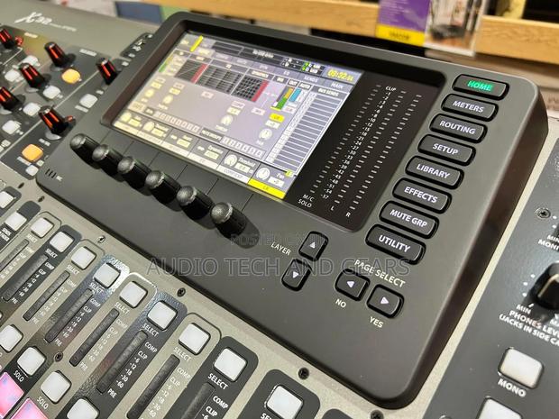 Behringer X32 Digital Mixer · Photo 2