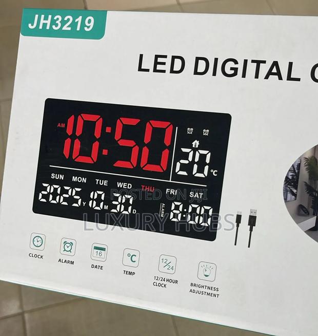 Digital Alarm Clock With Temperature Display · Photo 4