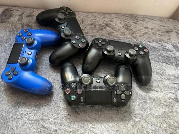 Homeused Ps4 Controllers · Photo 1