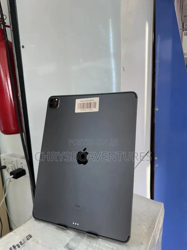 Apple iPad Pro 12.9 (2020) 128 GB Black · Photo 1