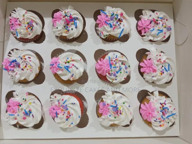 12 Vanilla and Strawberry Cupcakes, Order