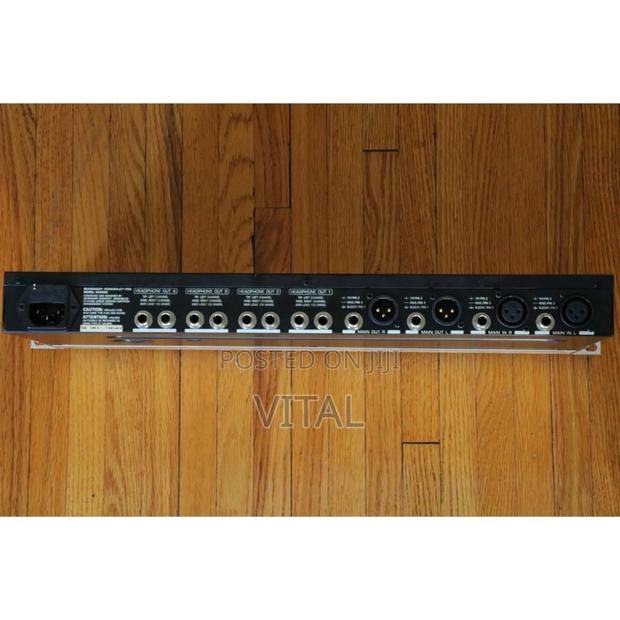 Behringer Powerplay Ha4600 4 Channels Headphone Amplifier · Photo 7