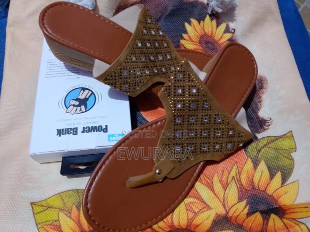 Ladies Classics Sandals · Photo 5