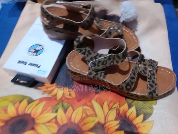 Ladies Classics Sandals · Photo 6