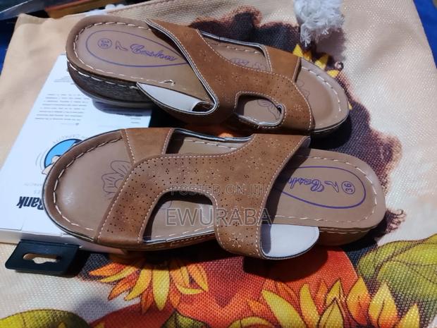 Ladies Classics Sandals · Photo 7