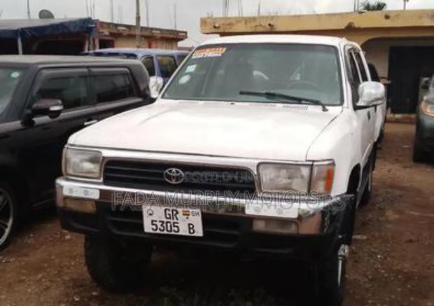 Toyota Hilux 1988 White · Photo 2
