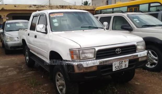 Toyota Hilux 1988 White · Photo 3