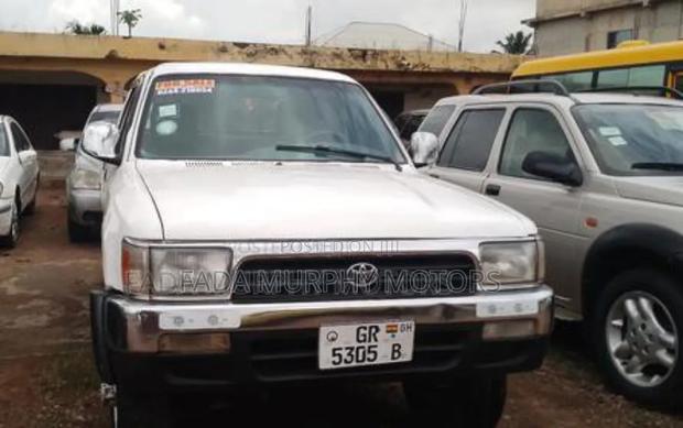Toyota Hilux 1988 White · Photo 6