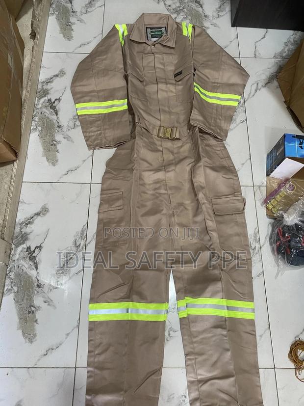 Fire-resistant Reflective Coverall · Photo 3