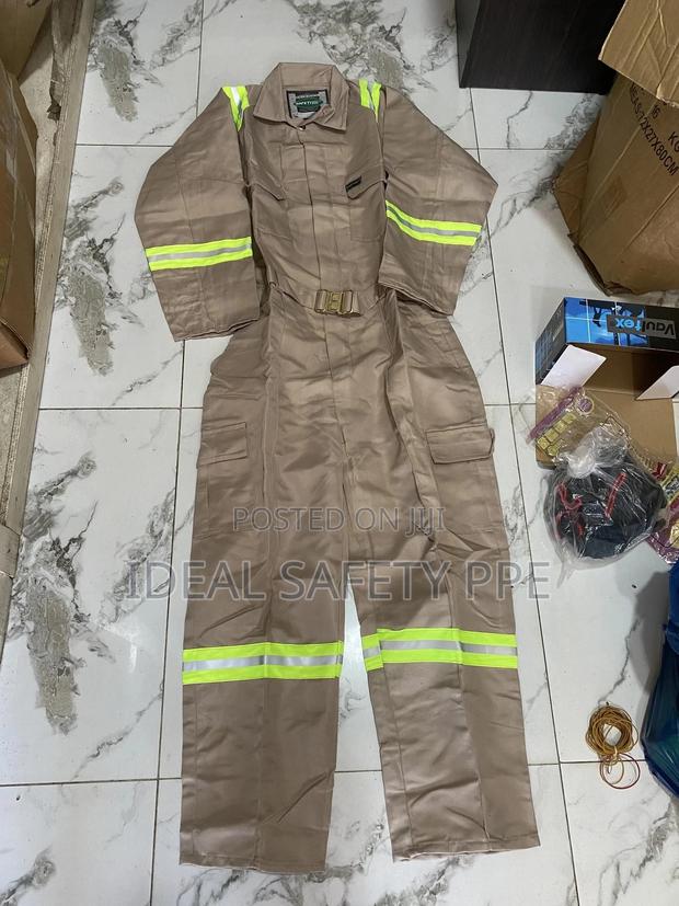 Fire-resistant Reflective Coverall · Photo 2