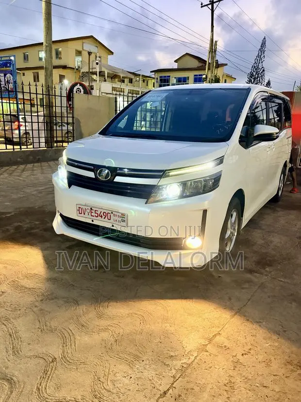 Toyota Voxy V 2WD 7-Seater 2015 White · Photo 1