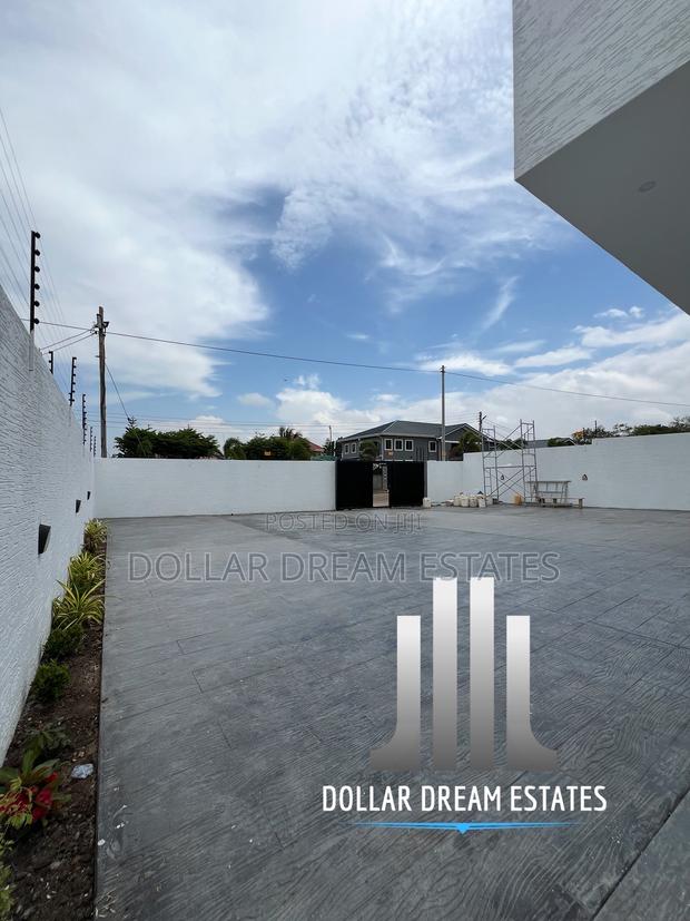 5bdrm House in Sakumono for sale · Photo 3