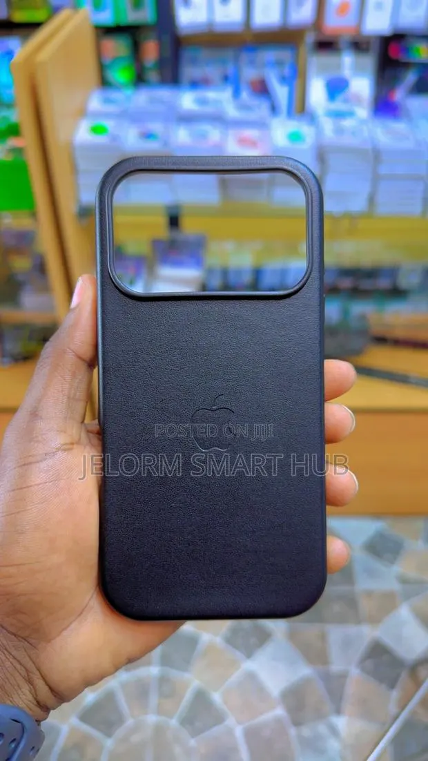 iPhone 17 Pro Leather Case · Photo 1