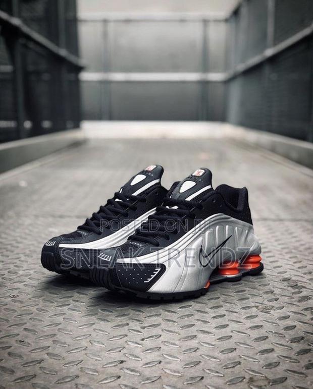 Nike Air Shox R4 Black Metallic Silver · Photo 1